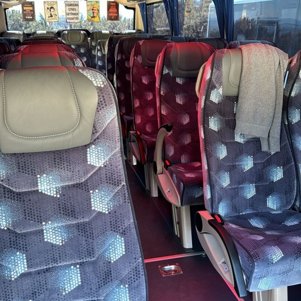 ÜST BAGAJ YERİMİZ İLE YANINIZA EŞYALARINIZI RAHATLIKLA ALABİLİRSİNİZ